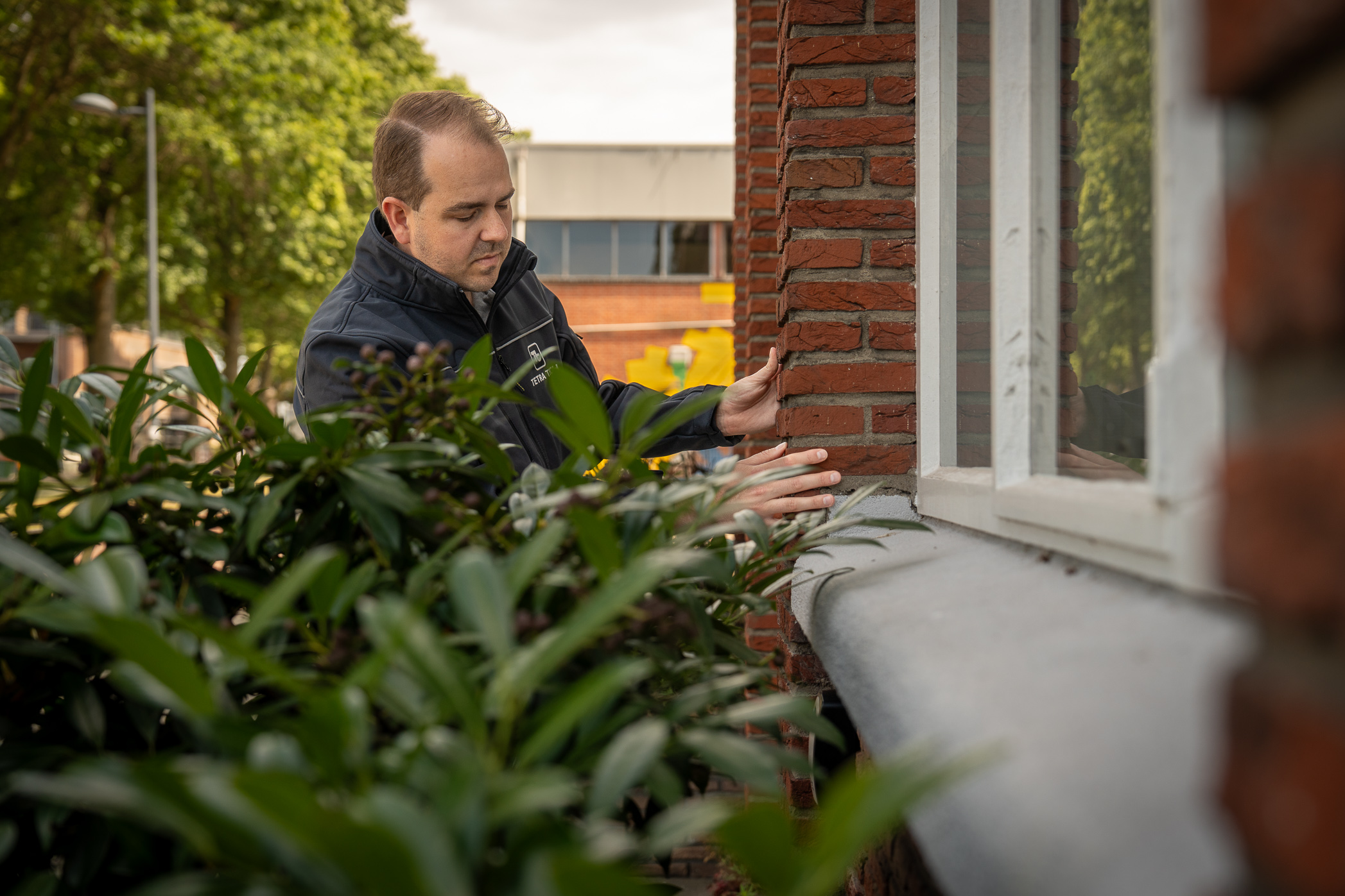 Tetra tech medewerker inspecteert monumentaal vastgoed op duurzaamheid
