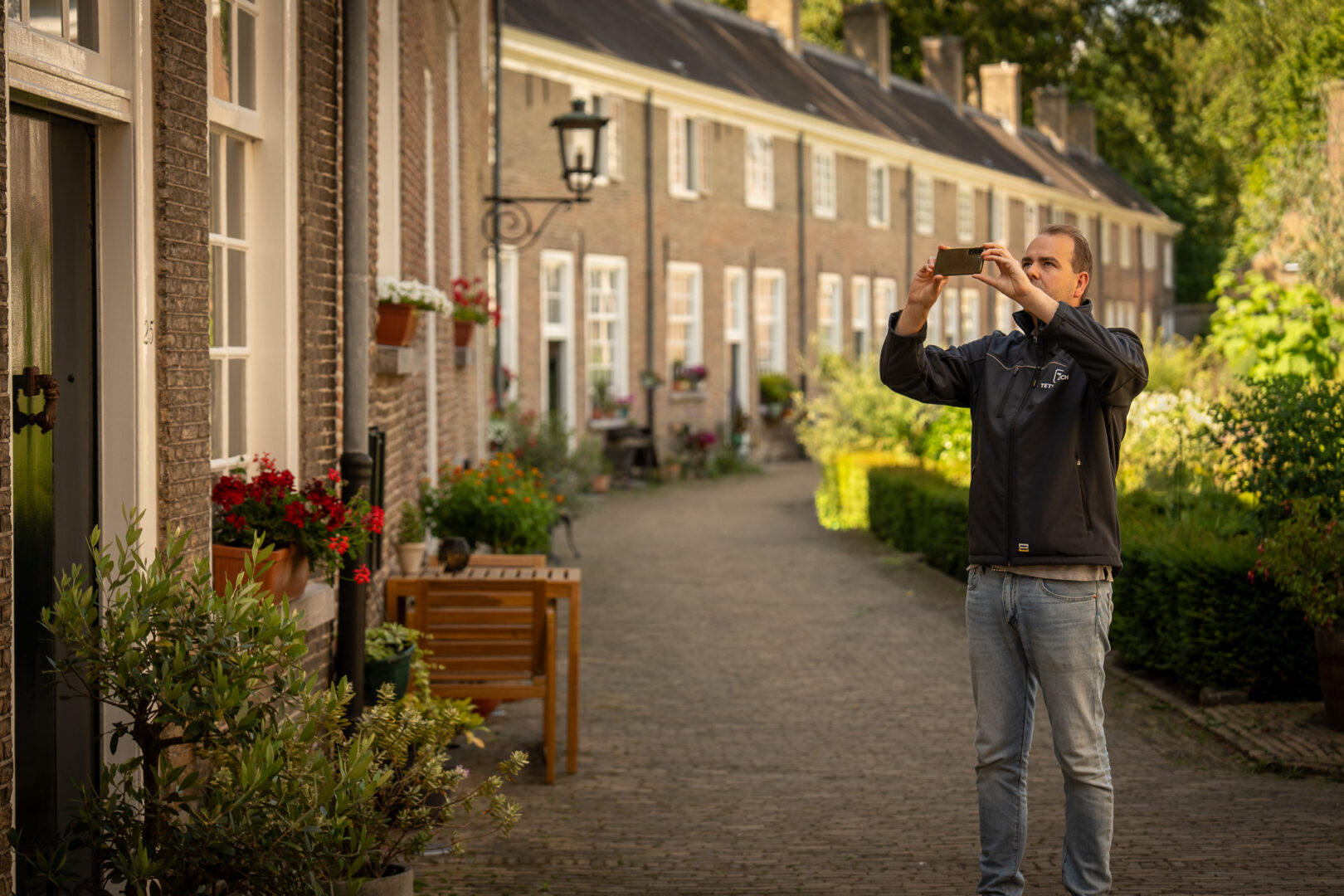 Tetra tech medewerker maakt een foto van monumentaal vastgoed