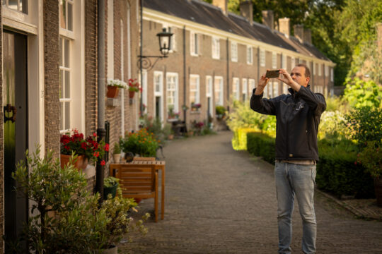 Tetra tech medewerker maakt een foto van monumentaal vastgoed