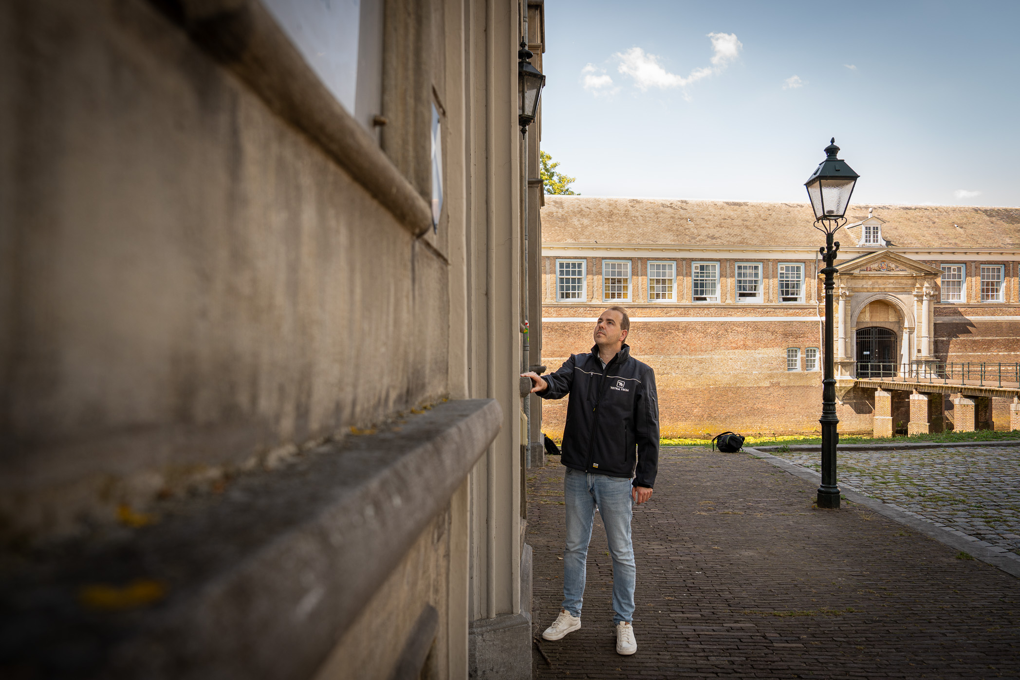 tetra tech medewerker checkt duurzaam monumentaal vastgoed