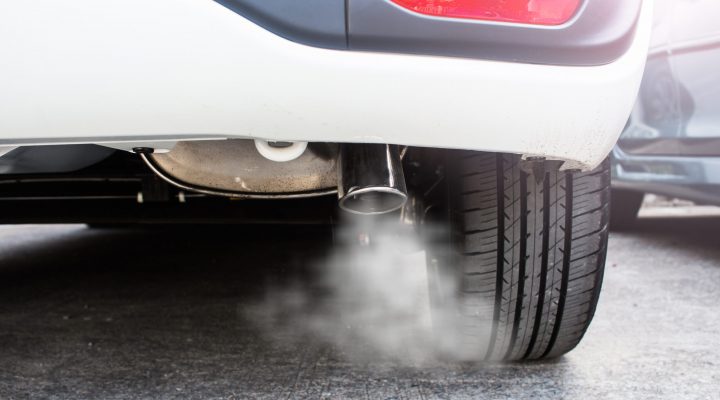 Uitlaatgassen uit dubbele uitlaat van auto – dieselrookanalyse met blackbox voor inzicht in emissies en luchtvervuiling