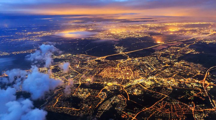 Luchtfoto van Leiden die verlicht is in de avond