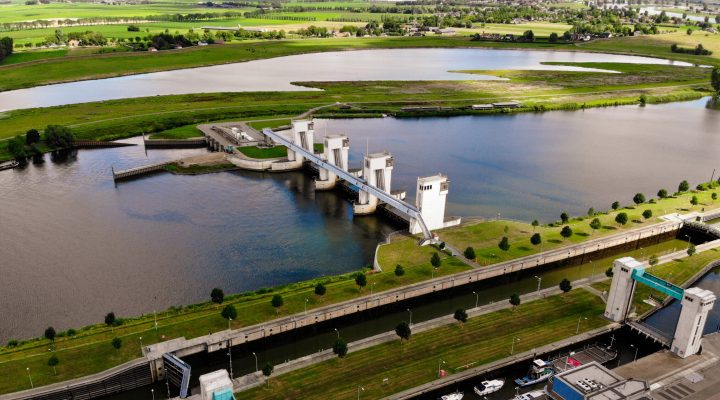 Luchtfoto van Maxima sluis met water en groene omgeving