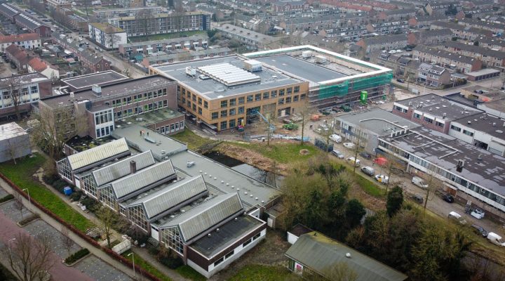 Drone foto van een oud schoolgebouw