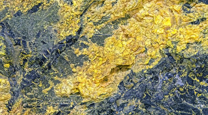 Rots met gele en grijze mineralen, mogelijk arseenhoudend, gebruikt voor analyse van zware metalen