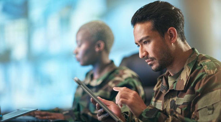 Defensie medewerkers aan bureau op tablet