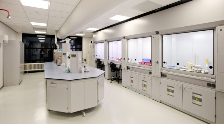 Modern laboratorium met afzuigkasten en werkstations voor het uitvoeren van diverse chemische analyses