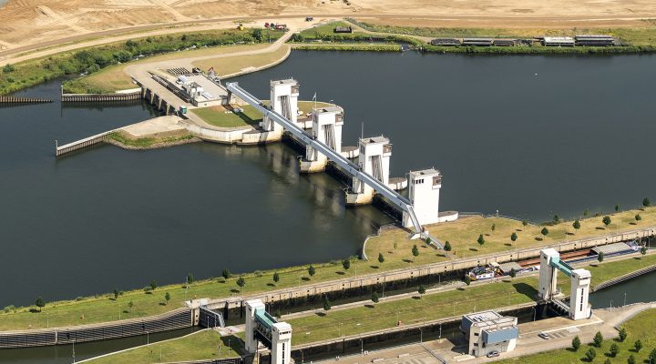 Luchtfoto van Maxima sluis met water en groene omgeving