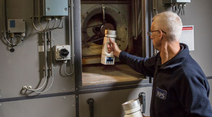 Medewerker neemt monsters in luchtbehandelingskanaal voor endotoxinebepaling