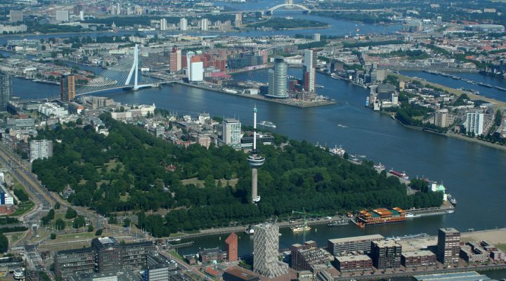 Luchtfoto van Rotterdam met Euromast, Erasmusbrug en park. Wij borgen kwaliteit en beheersing bij stedelijke gebiedsontwikkeling